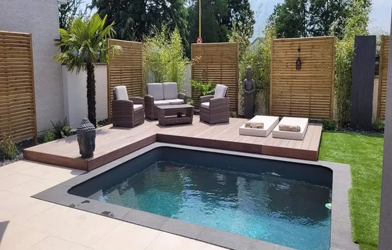 Mini piscine de 4mx2,5m, margelles granites et ses plages en grès cérame et bois exotique