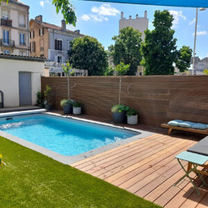 Petite piscine à coque avec plage en bois - Qualité Spa & Piscine