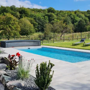 Piscine avec abri extra-plat rétractable - Qualité Spa & Piscine
