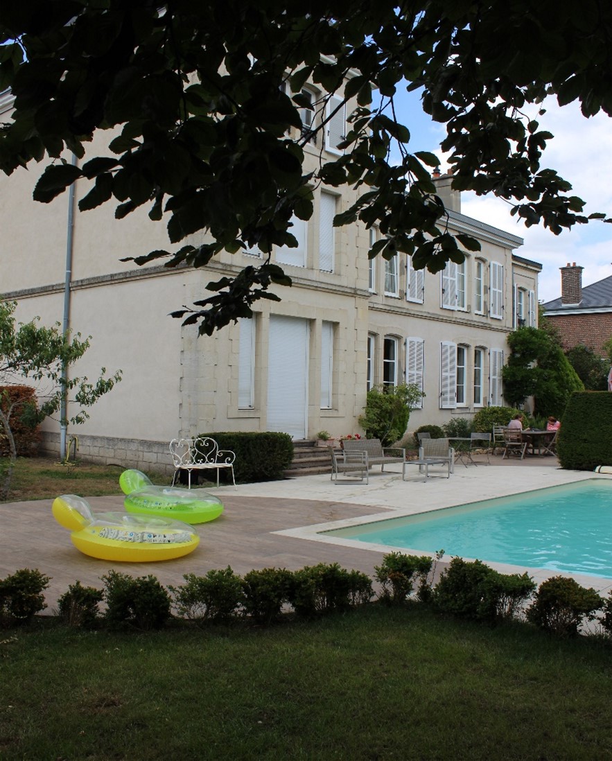 Aménagement des plages de cette piscine mélangeant 2 formats et deux couleurs de grès cérame pour une parfaite harmonie avec cette demeure 