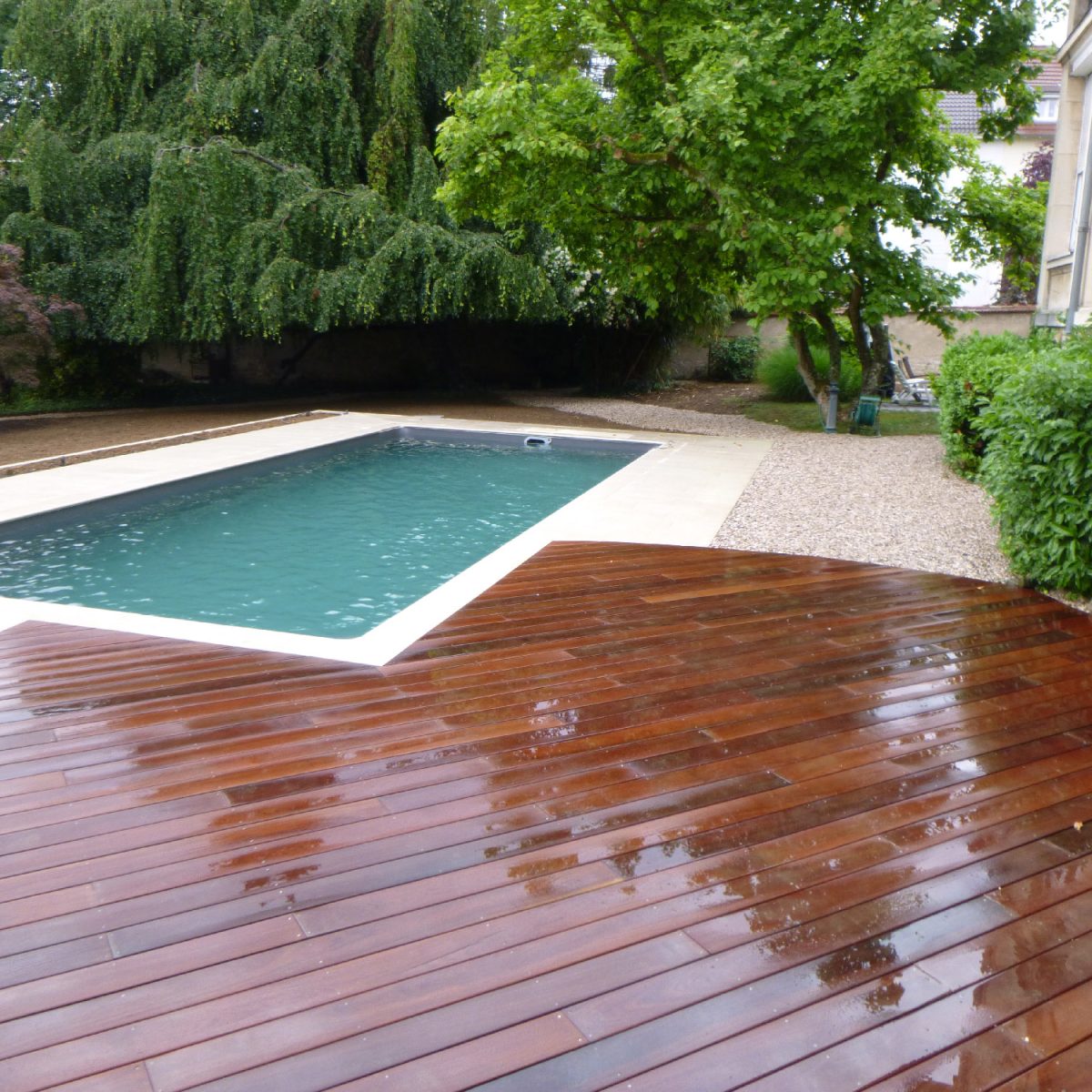 Aménagement d'une piscine extérieure avec terrasse et bois - Qualité Spa & Piscine