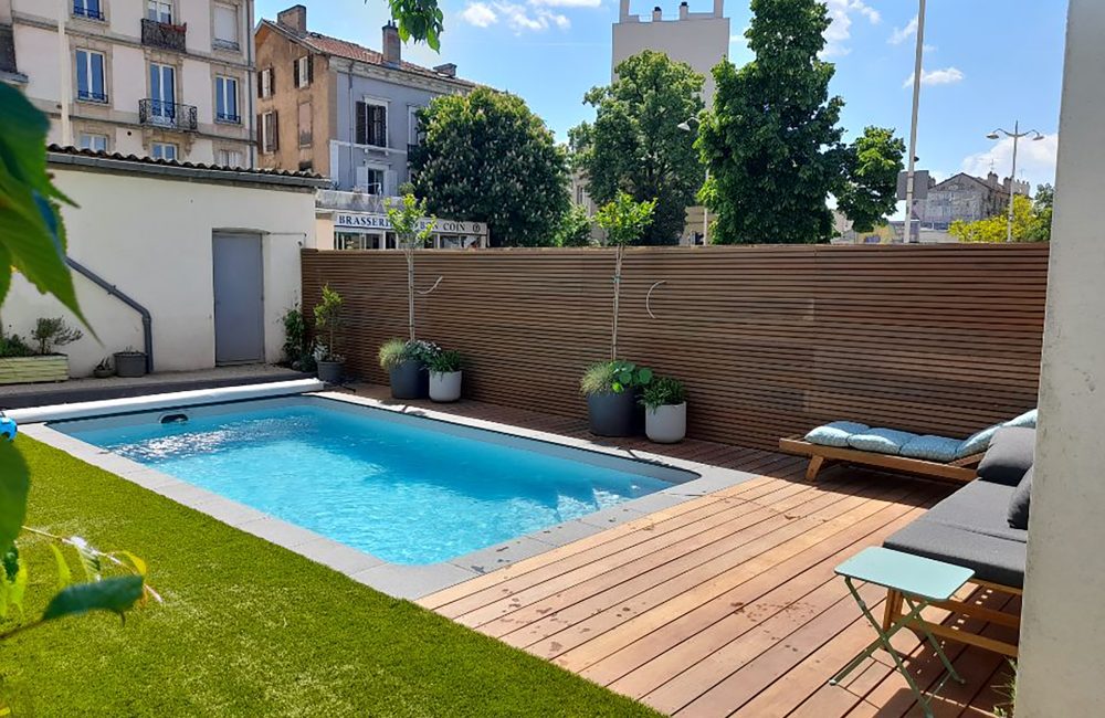Aménagement d'une terrasse en bois avec piscine coque
