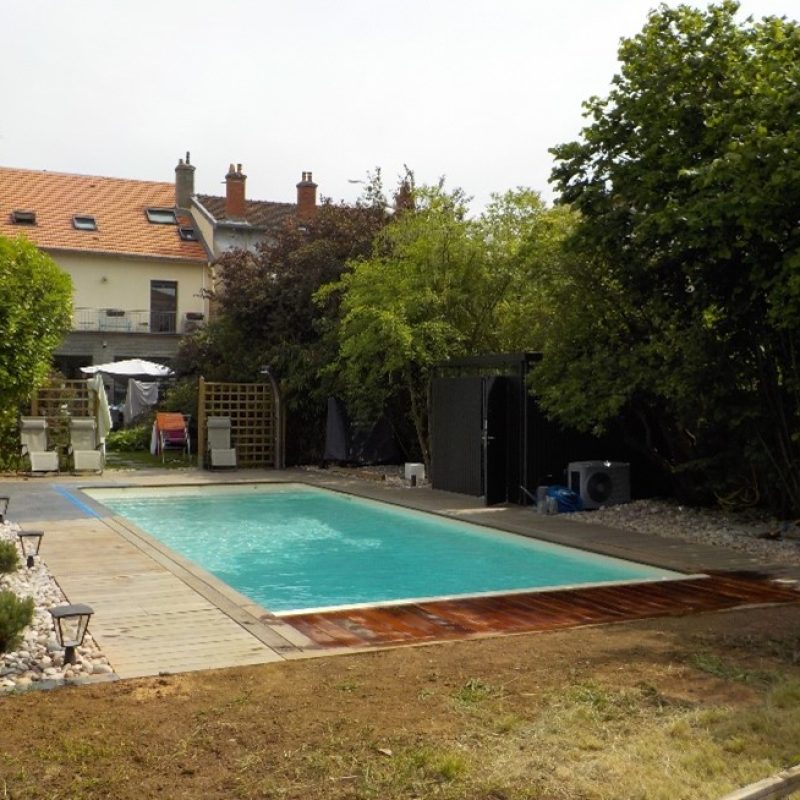 Après - Aménagement d'un jardin avec une piscine extérieure rectangulaire - Qualité Spa & Piscine