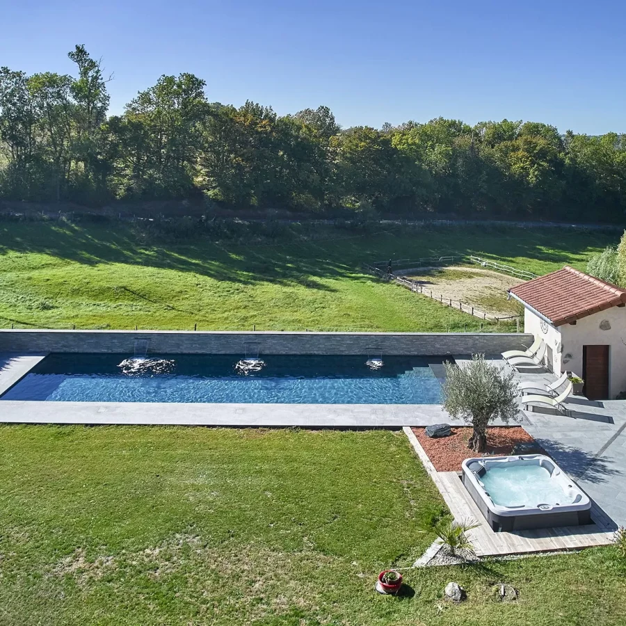 Couloir de nage avec margelles naturelle en granit, et spa extérieurs