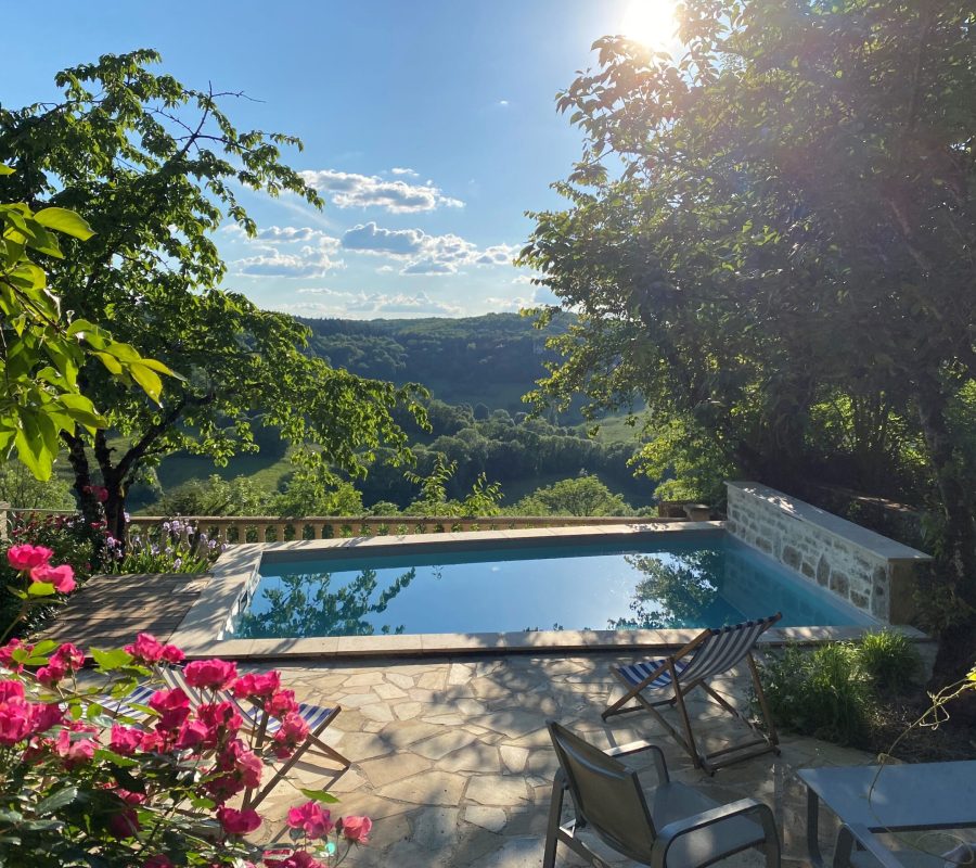 Piscine semi-enterrée avec margelles en pierre naturelle