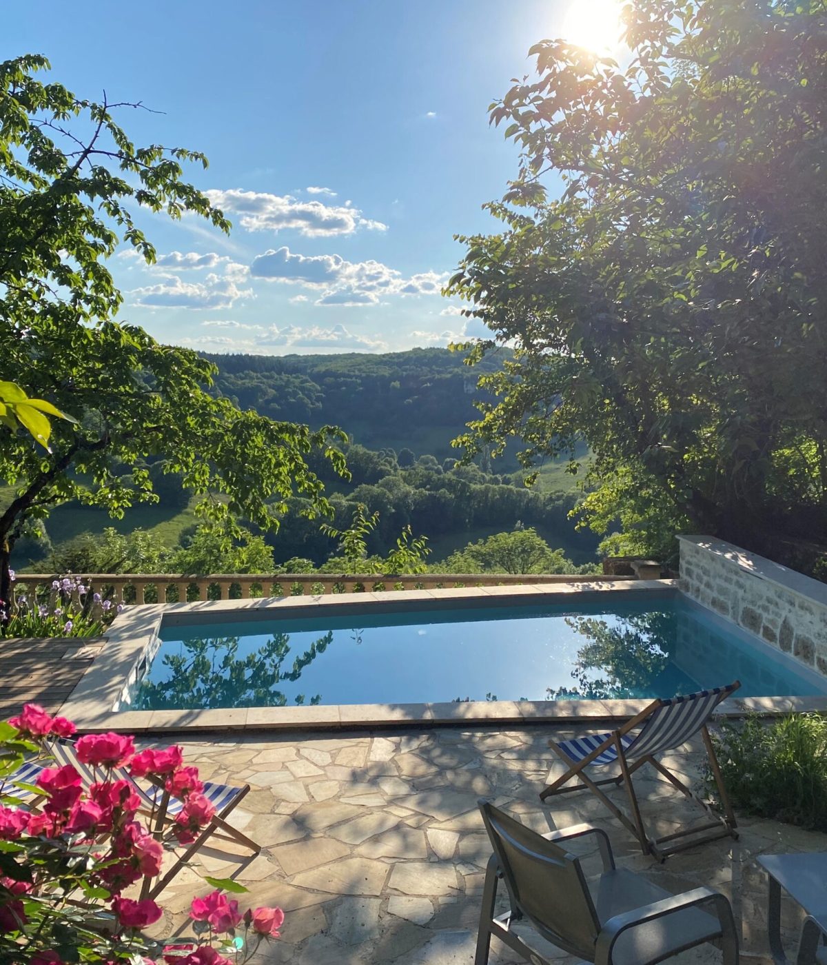 Piscine semi-enterrée avec margelles en pierre naturelle