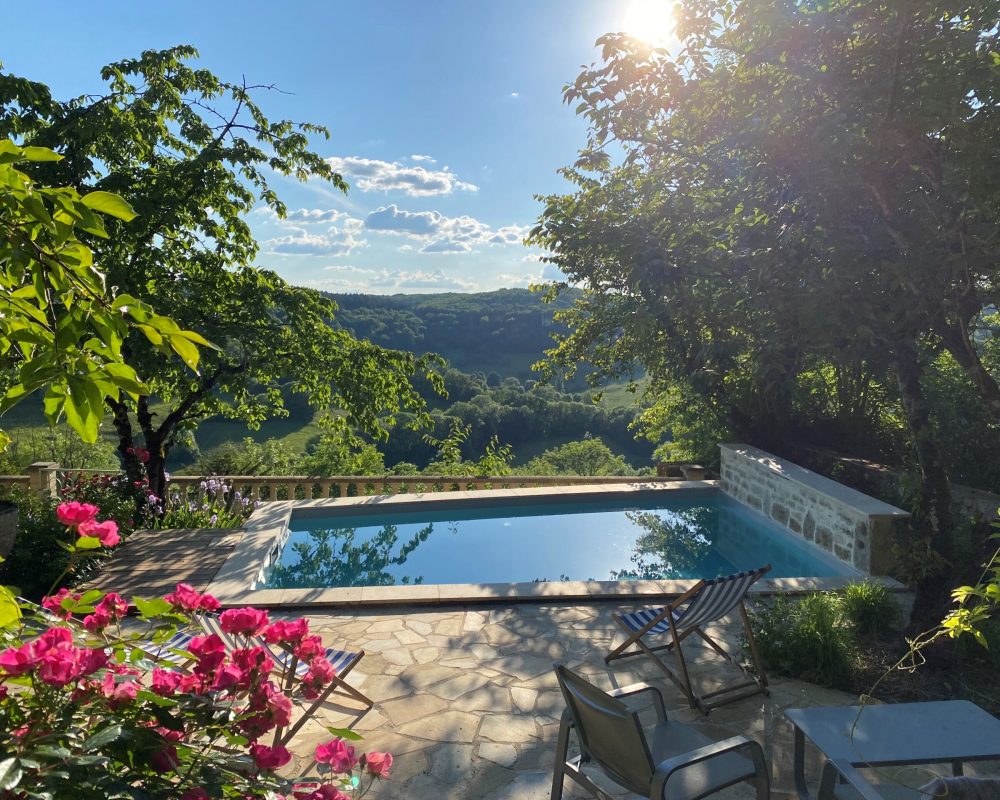 Piscine semi-enterrée avec margelles en pierre naturelle