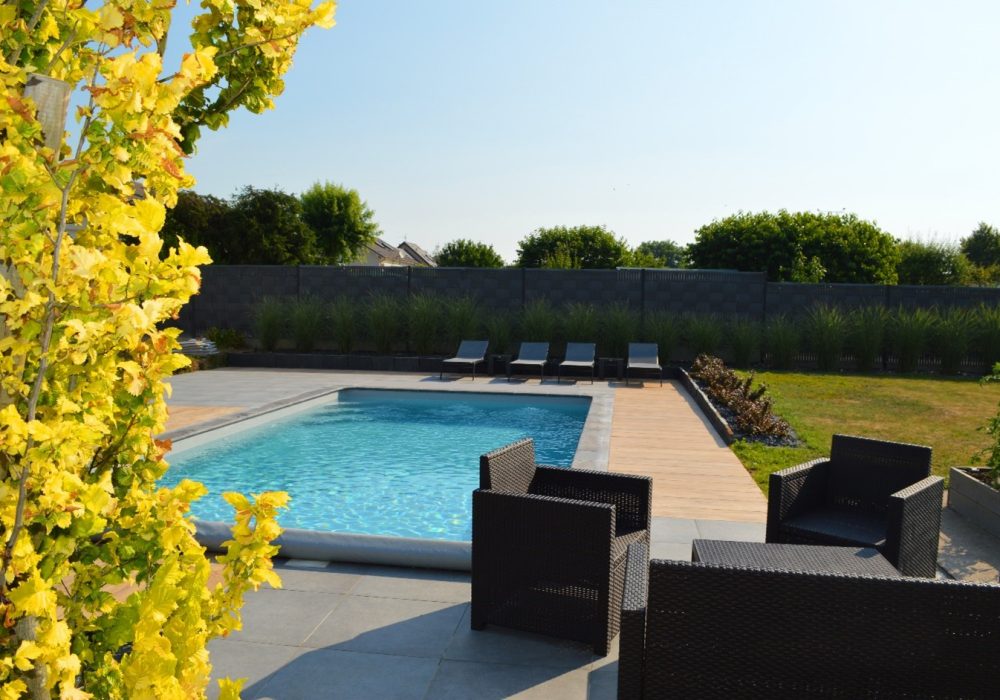 Piscine 8x4 et ses aménagements paysagers