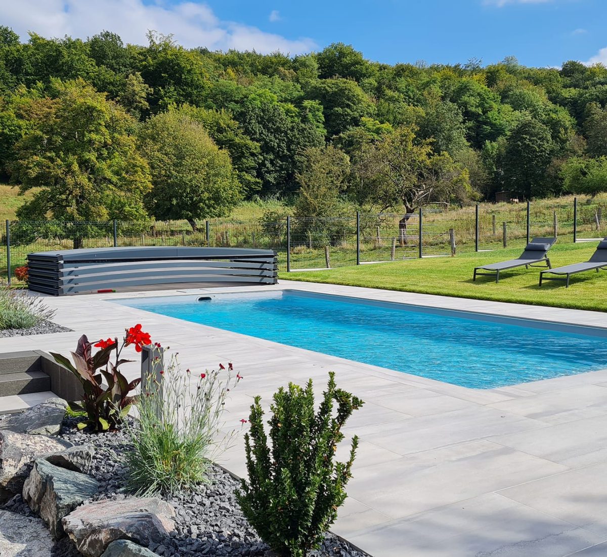 Piscine avec abri extra-plat rétractable - Qualité Spa & Piscine