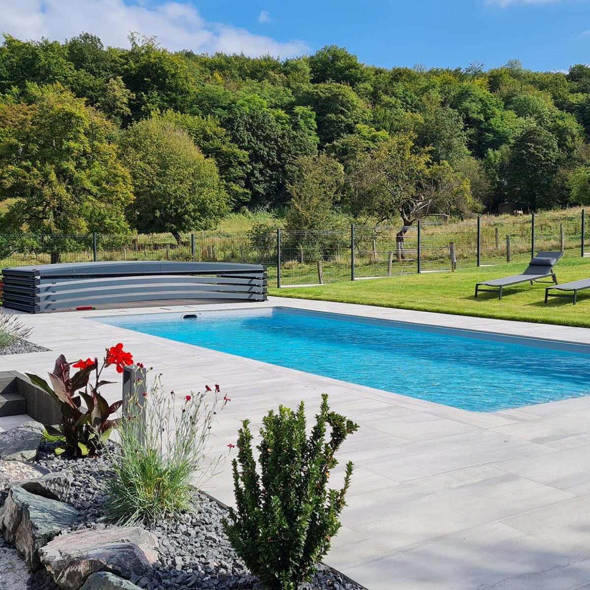 Piscine avec abri extra-plat rétractable - Qualité Spa & Piscine