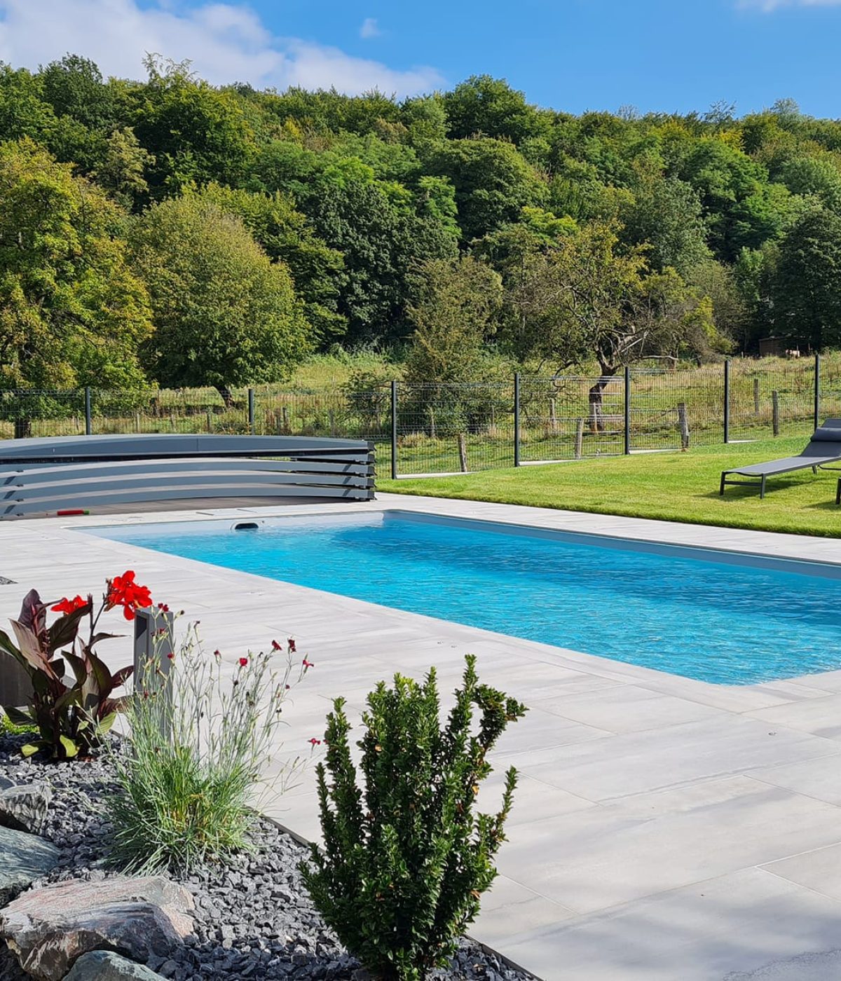 Piscine avec abri extra-plat rétractable - Qualité Spa & Piscine