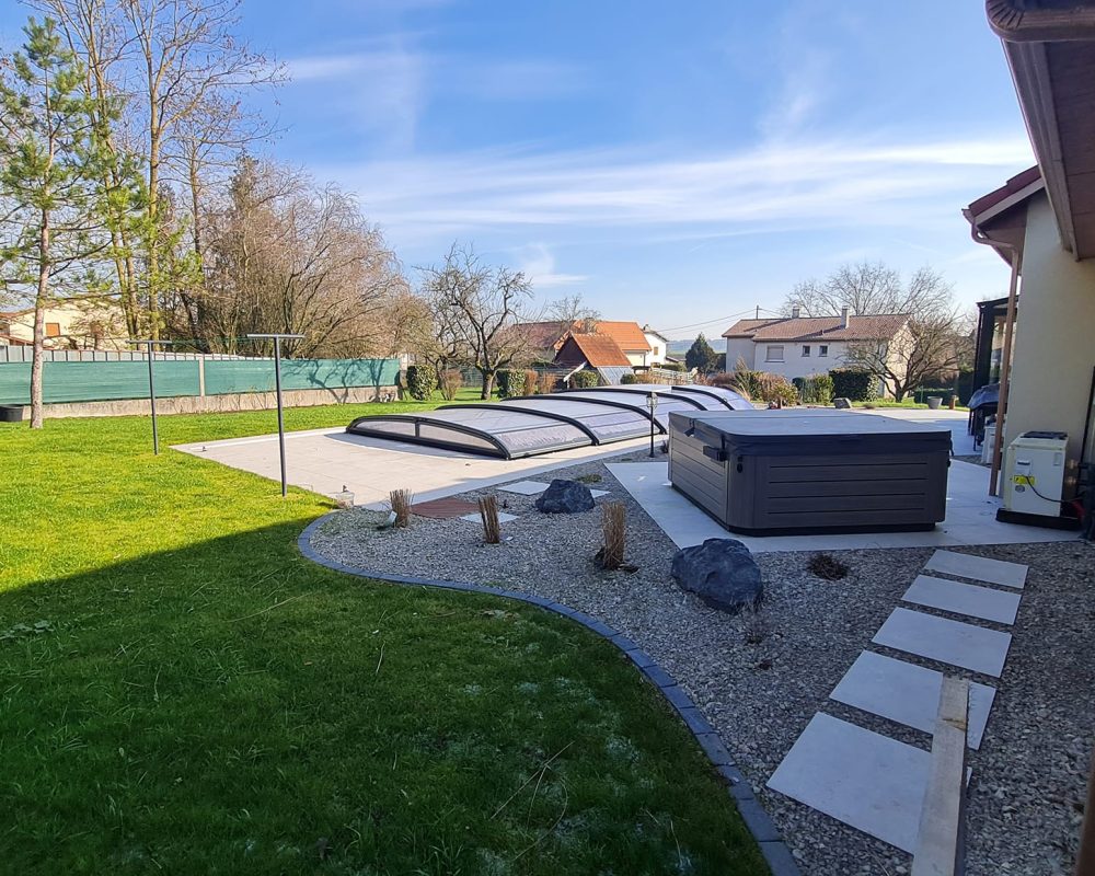Espace extérieur dédié au bien-être avec piscine, spa et abri - Qualité Spa & Piscine