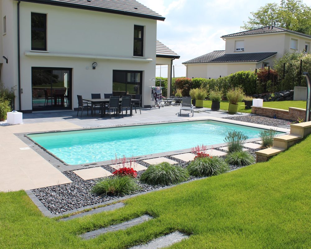 Aménagement jardin avec piscine coque enterrée