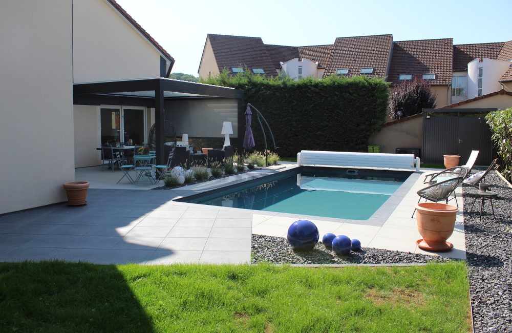 Piscine coque exterieure avec couverture volet roulant