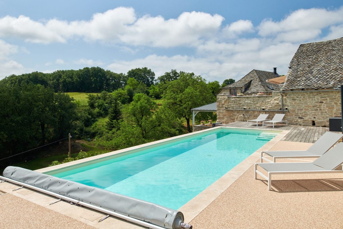Piscine extérieure avec couverture à barres