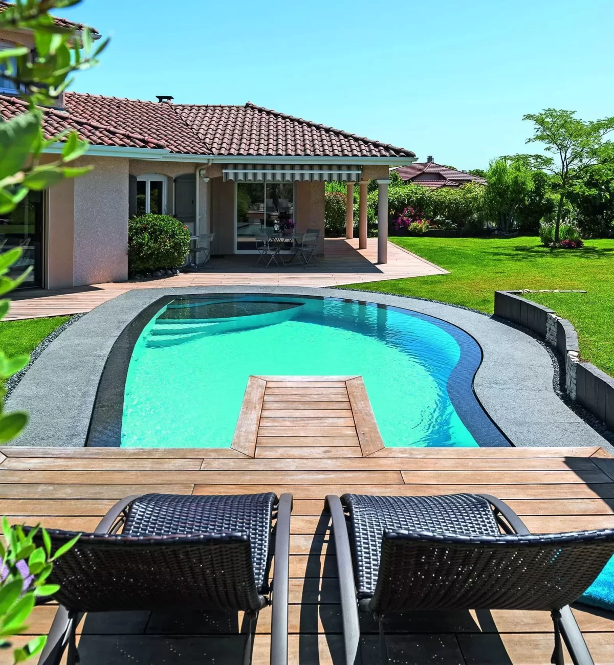 Piscine miroir en forme libre