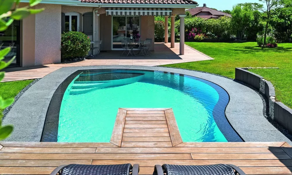 Piscine miroir en forme libre