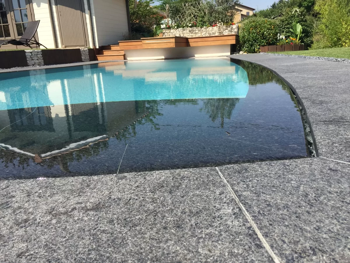 Piscine à débordement miroir forme libre sur mesure