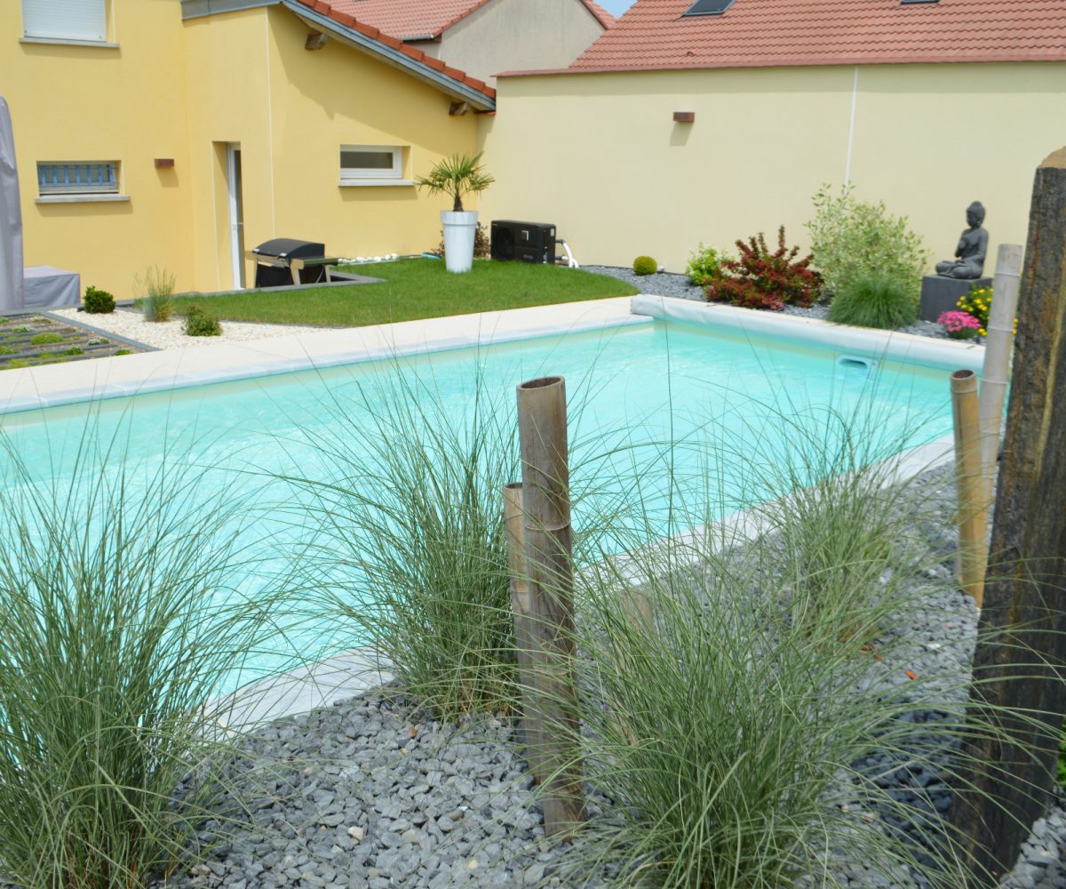Piscine extérieure avec liner sable au coeur d'un jardin aménagé - Qualité Spa & Piscine
