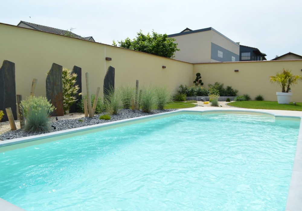 Piscine extérieure avec liner sable et escalier roman - Qualité Spa & Piscine