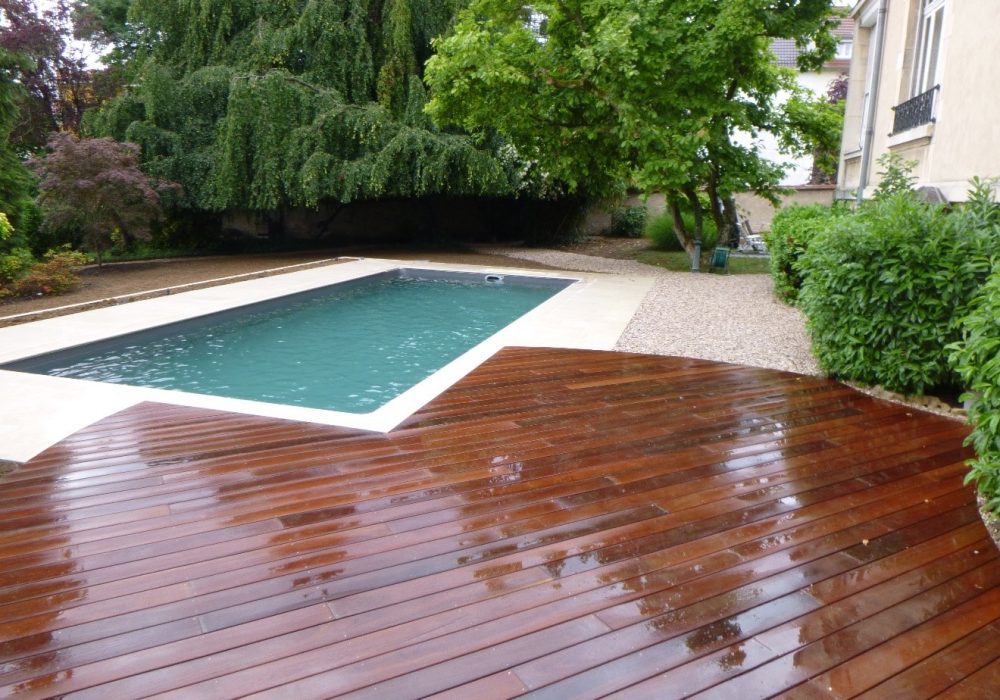Piscine extérieure avec terrasse en bois - Qualité Spa & Piscine