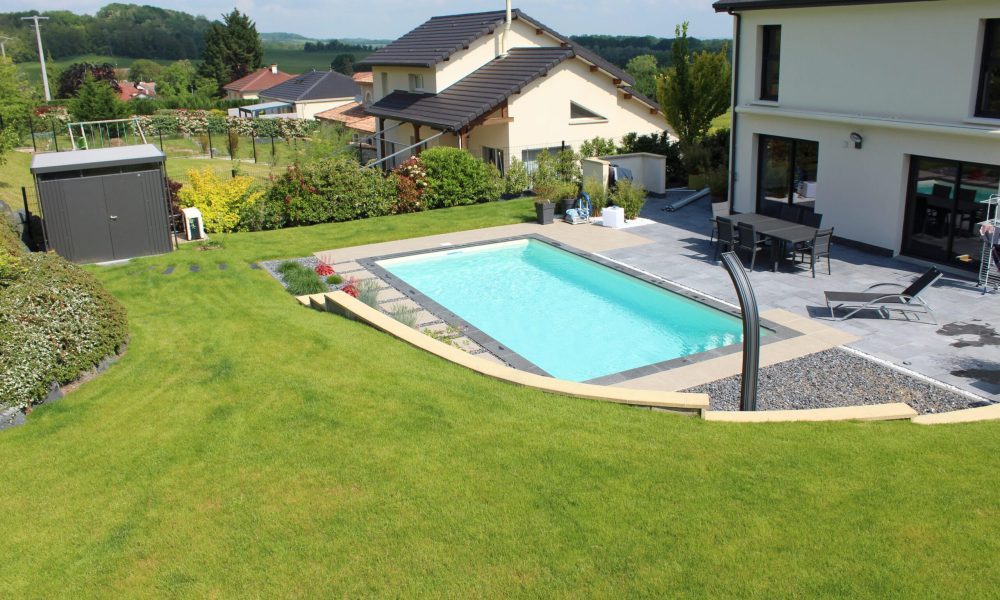 Piscine extérieure avec douche en continuité d'une terrasse en pierre naturelle - Qualité Spa & Piscine