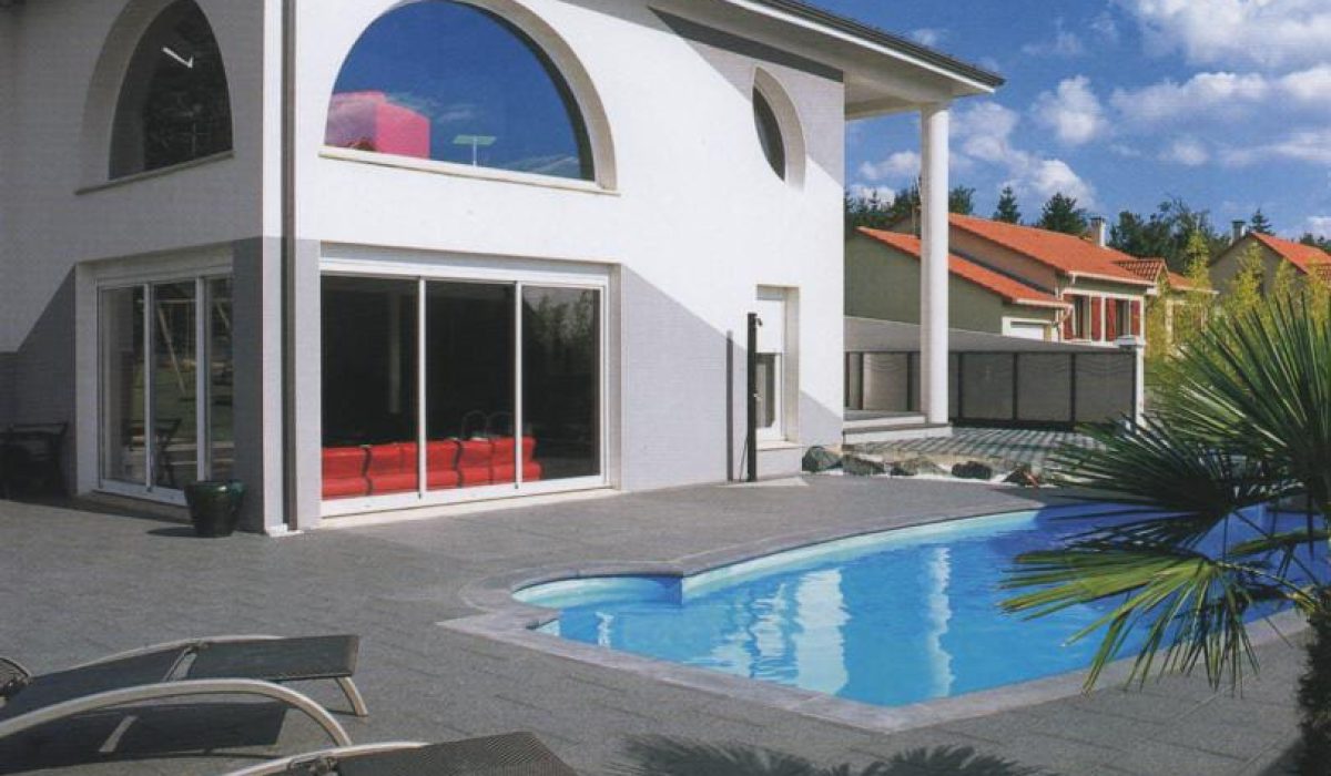 Piscine extérieure en forme libre sur mesure - Qualité Spa & Piscine