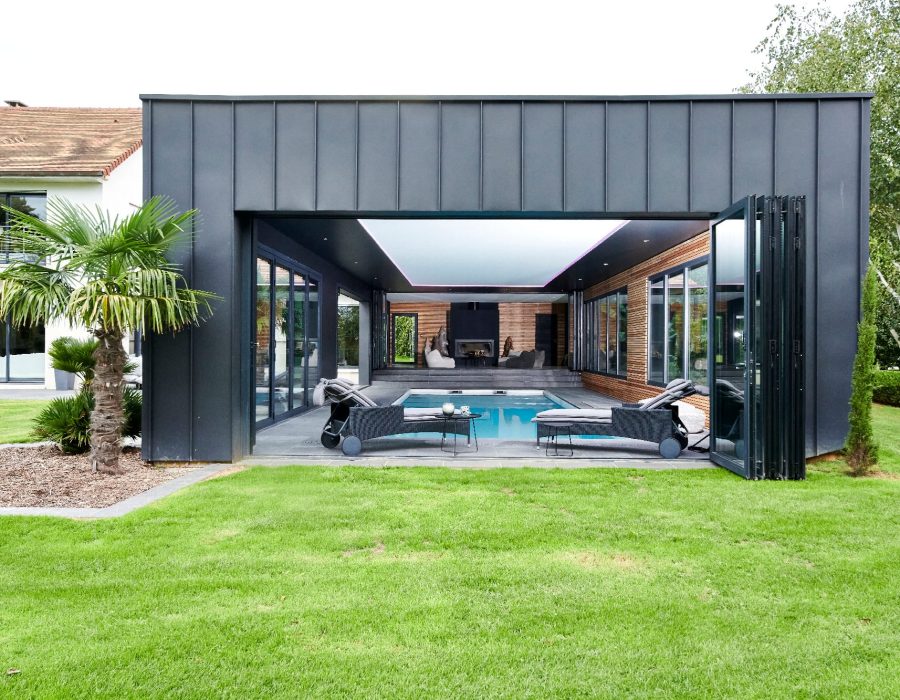 Piscine intérieure de 11 x 4m à fond plat. Volet immergé caillebotis immergé en bois exotique Ipé