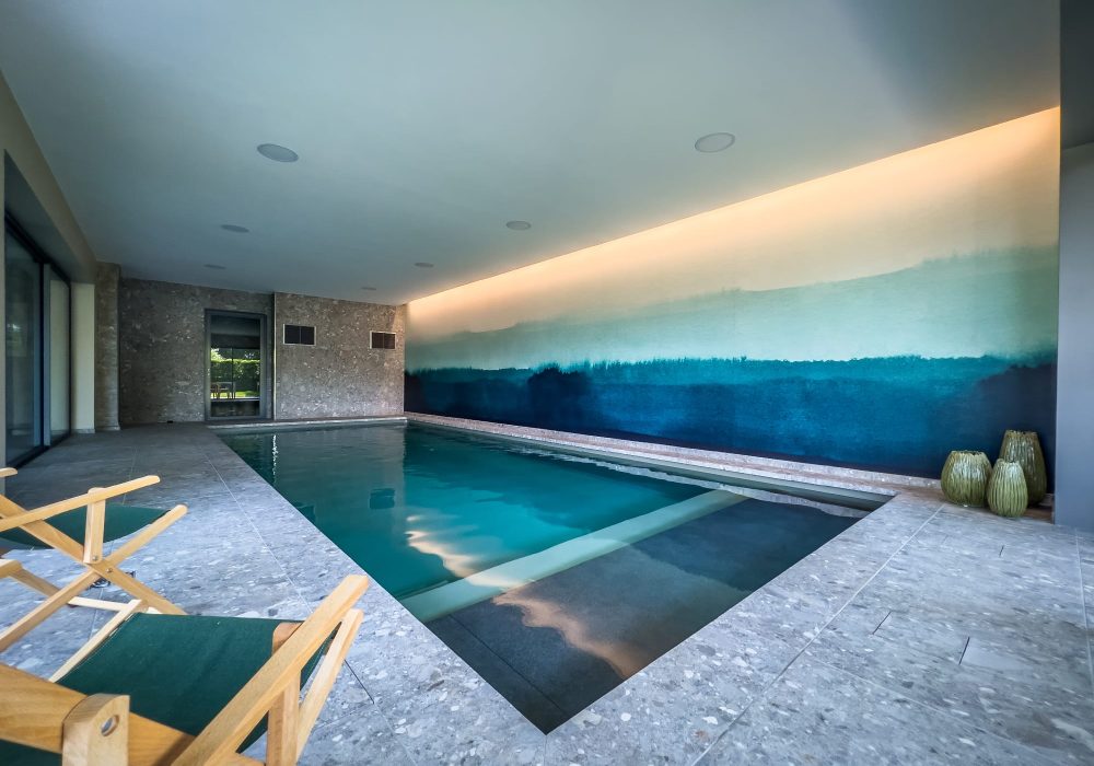 Piscine intérieure structure béton de 4 x 8.5 m avec déshumidificateur et pompe à chaleur