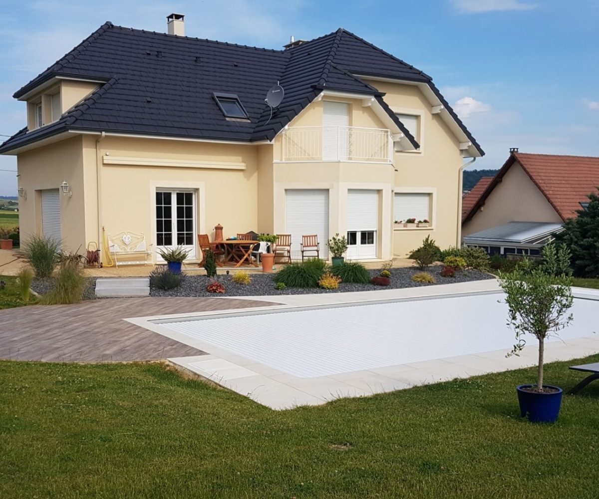 Intégration d’une piscine en 10x5 avec volet immergé et plages en grés cérame