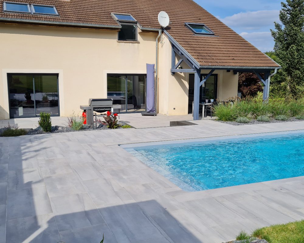 Aménagement d'un jardin avec terrasse en pierres naturelles et piscine rectangulaire - Qualité Spa & Piscine