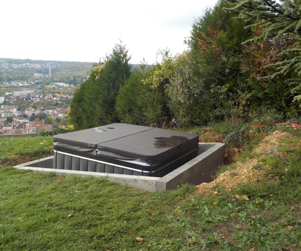 Avant - Rénovation d'un espace bien-être extérieur avec spa - Qualité Spa & Piscine