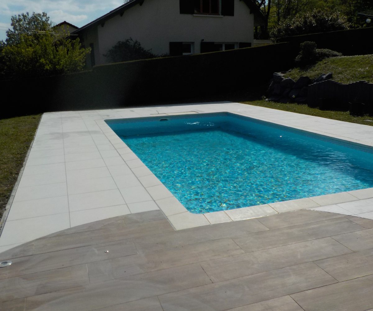 Rénovation d'une piscine extérieure et de sa plage - Qualité Spa & Piscine