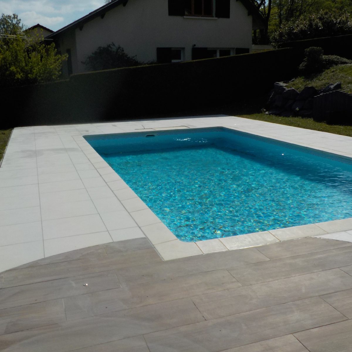 Rénovation d'une piscine extérieure et de sa plage - Qualité Spa & Piscine