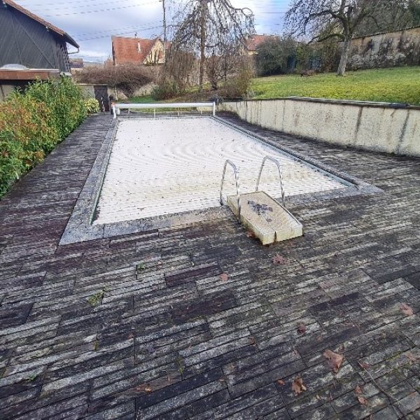 Après - Rénovation d'une piscine 10x5m avec plages en grès cérame, margelles en pierres naturelle et changement du volet hors-sol - Qualité Spa & Piscine