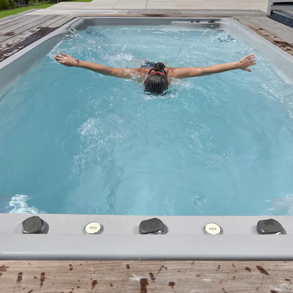 Spa de nage avec nage Ă contre-courant