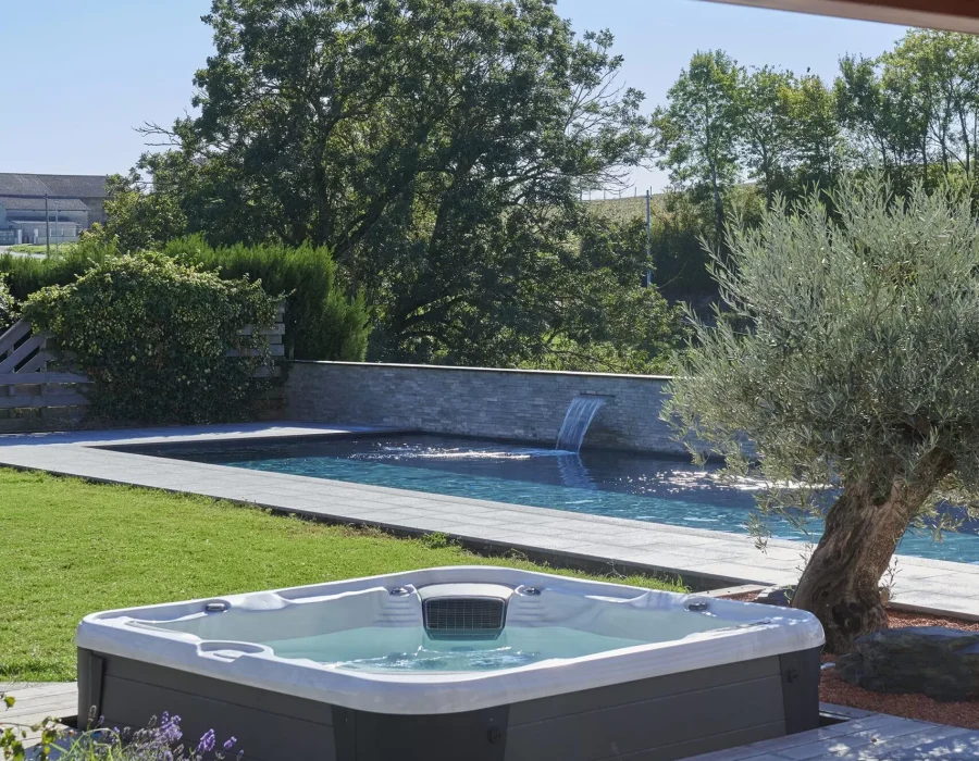 Couloir de nage avec margelles en granit, et spa