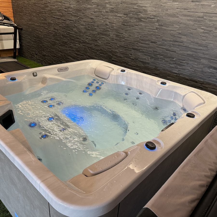 Spa XL5 OEWEO - jusqu'à 6 places dont une allongée - Réalisation Catusse Piscines & Spas