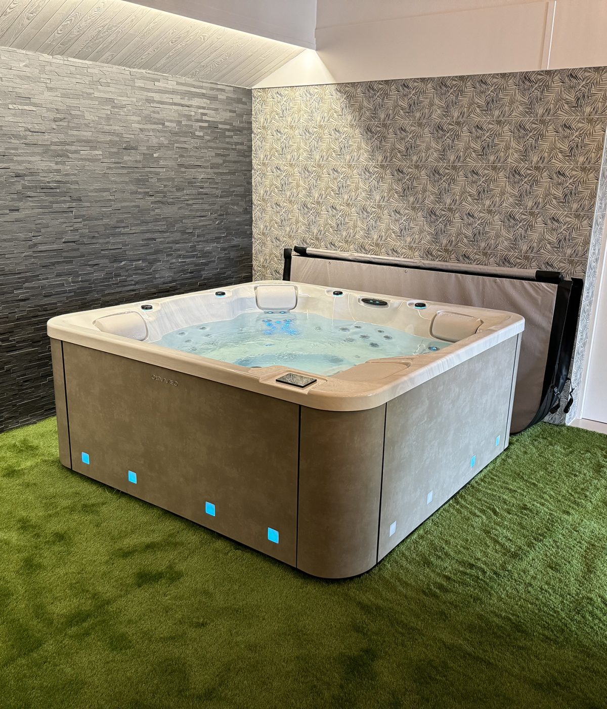 Spa XL5 OEWEO - jusqu'à 6 places dont une allongée - Réalisation Catusse Piscines & Spas