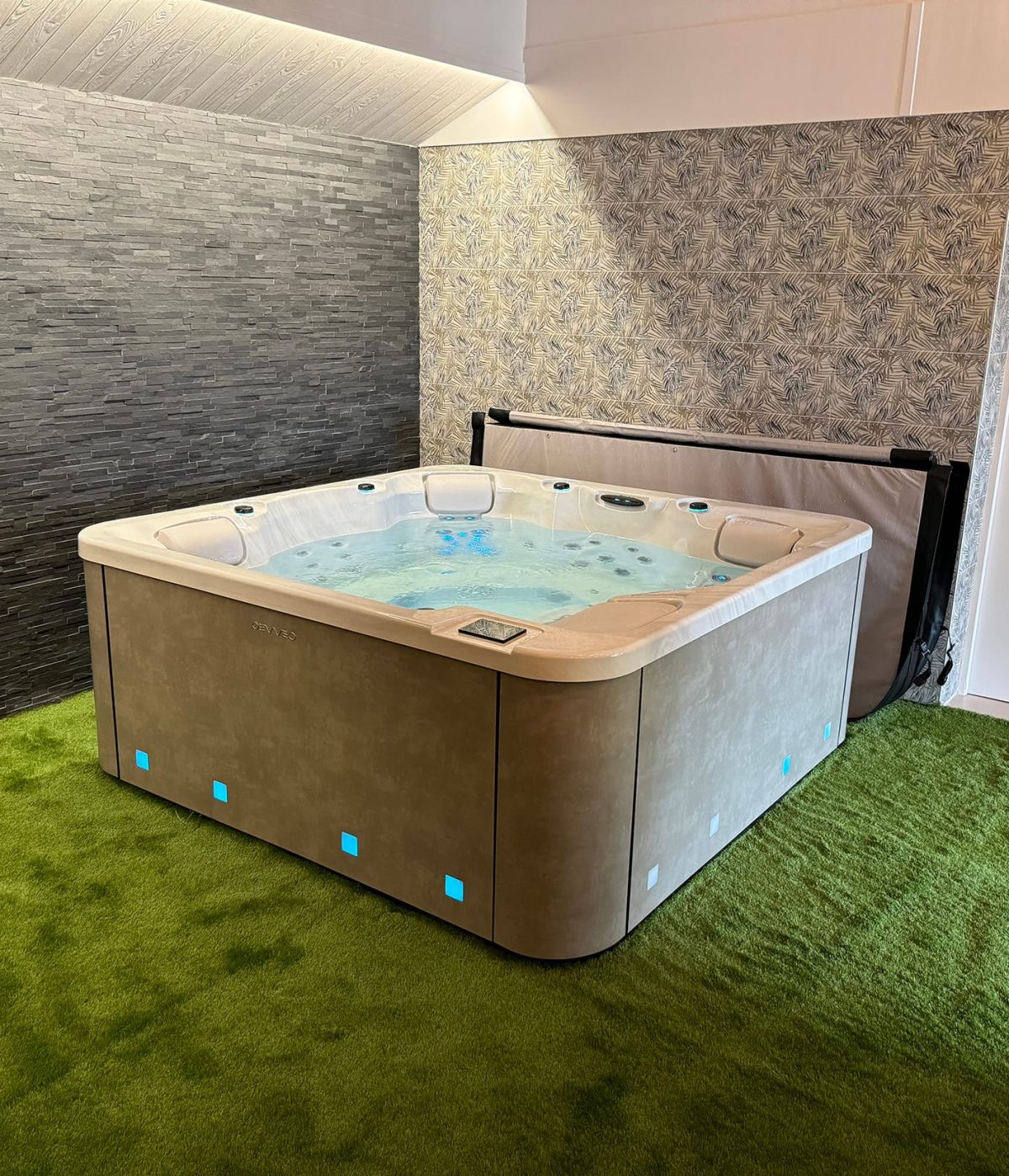 Spa XL5 OEWEO - jusqu'à 6 places dont une allongée - Réalisation Catusse Piscines & Spas