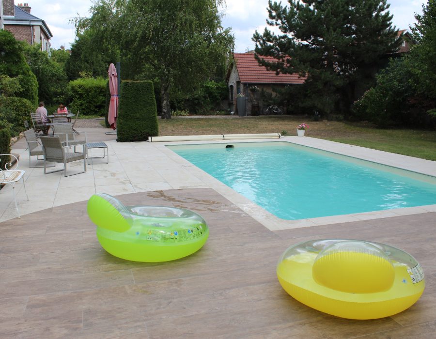 Terrasse avec piscine familiale rectangulaire - Qualité Spa & Piscine