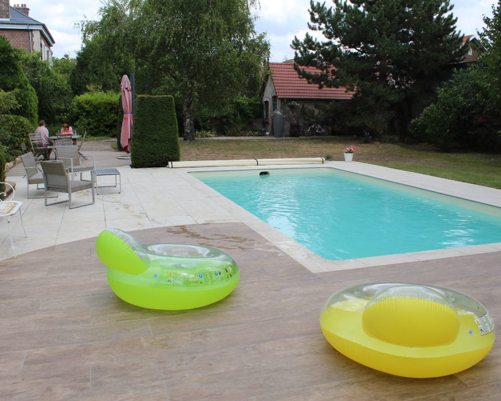 Terrasse avec piscine familiale rectangulaire - Qualité Spa & Piscine